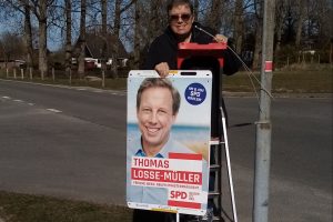 OV-Vorsitzende Annette Kindler-Lurz plakatiert zum Wahlkampf
